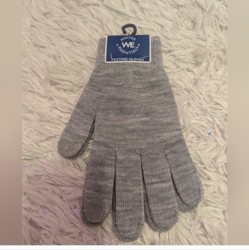 Nwt Winter Essentials Texting Gloves in Grey